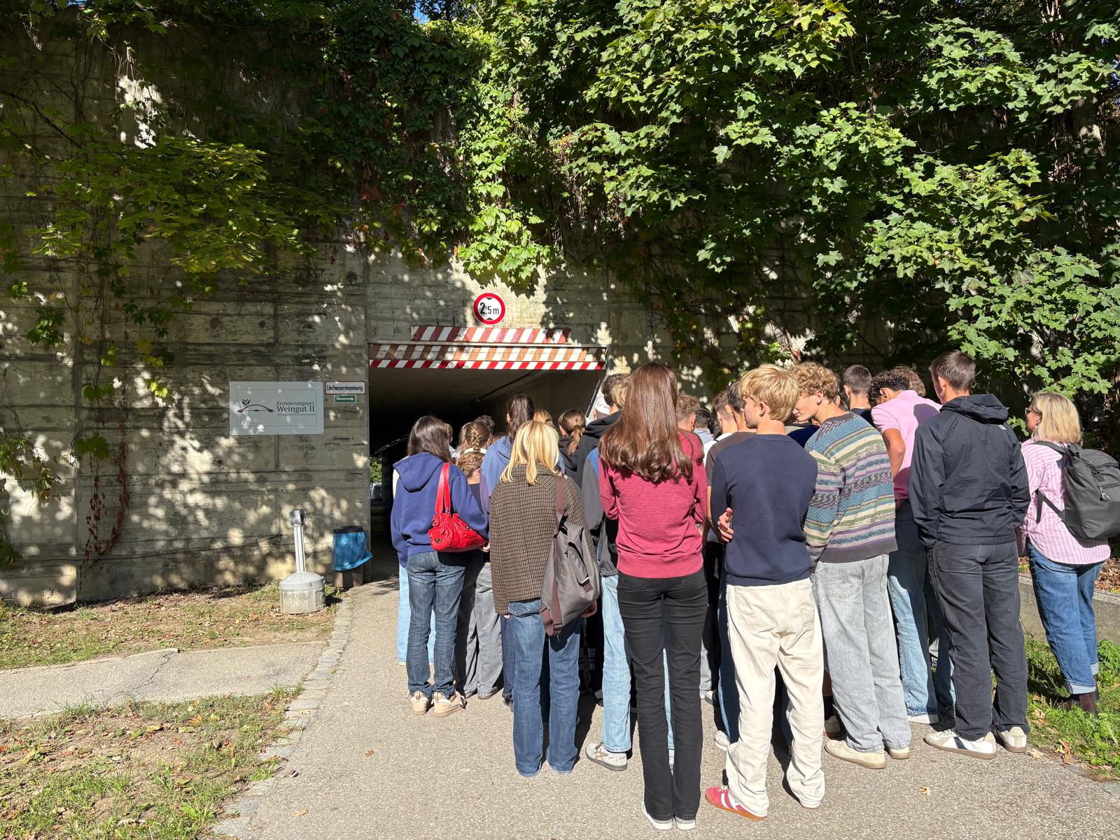 Zu sehen sind Schülerinnen und Schüler der 10. Klasse von hinten beim Eingang zur Kaserne