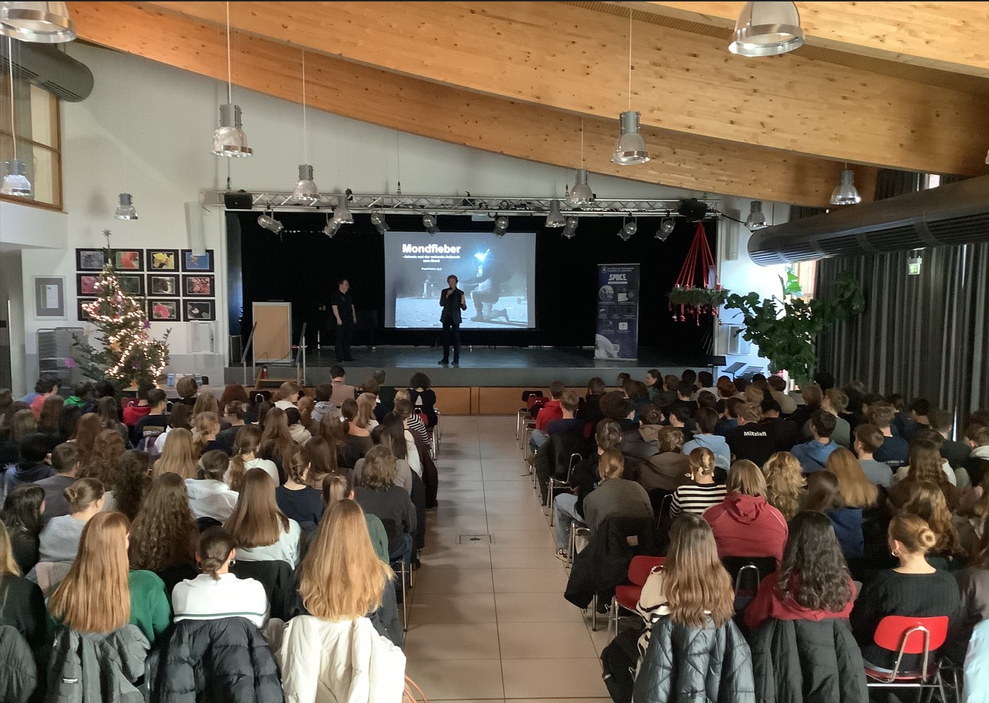 Schülerinnen und Schüler der Jahrgangsstufen 10 bis 12 lauschen im Vortrag zu Luft- und Raumfahrt.
