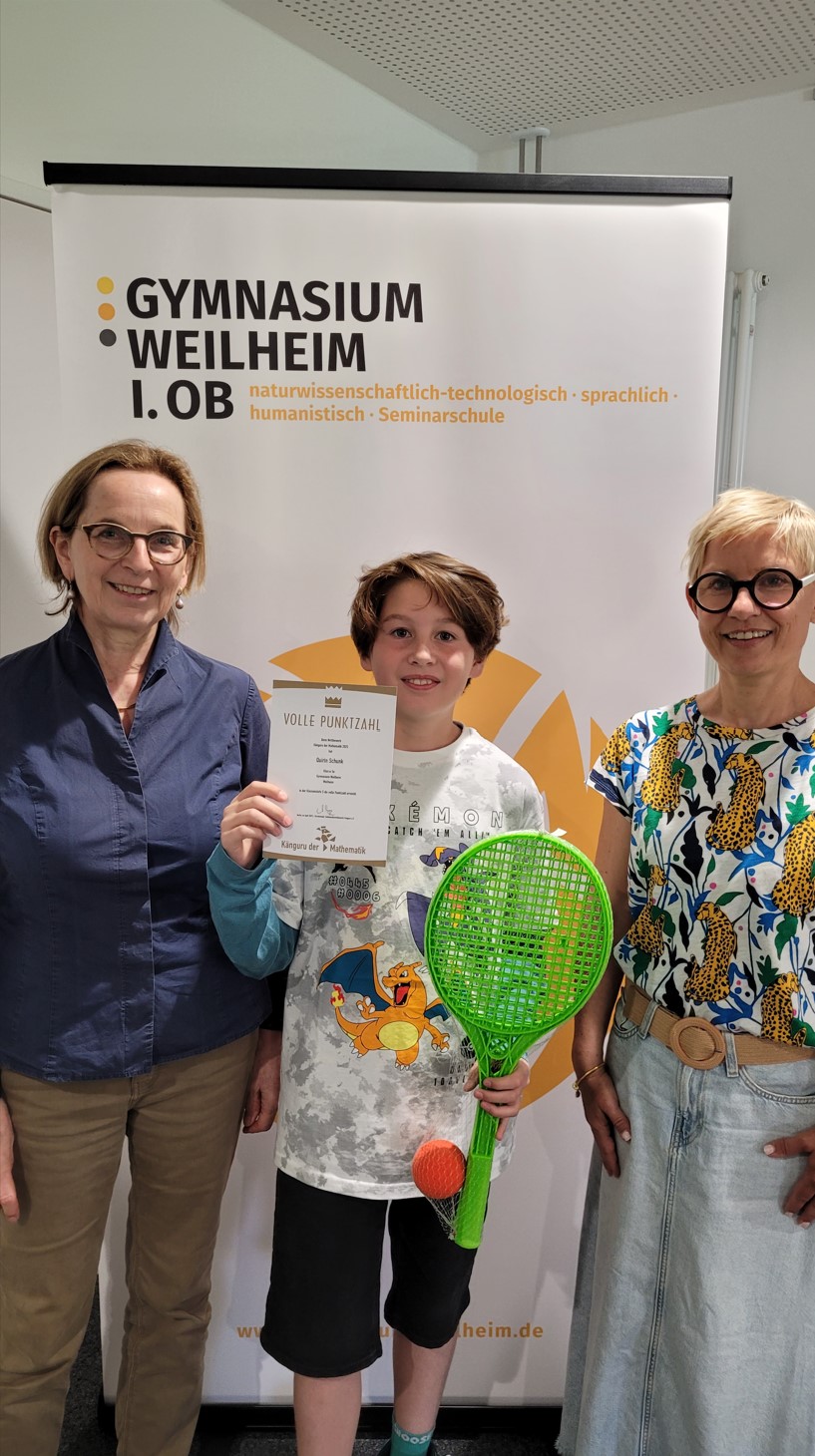 Der Mathe-Preisträger mit seiner Mathematiklehrerin und Schulleiterin Frau Martin nach der Ehrung.