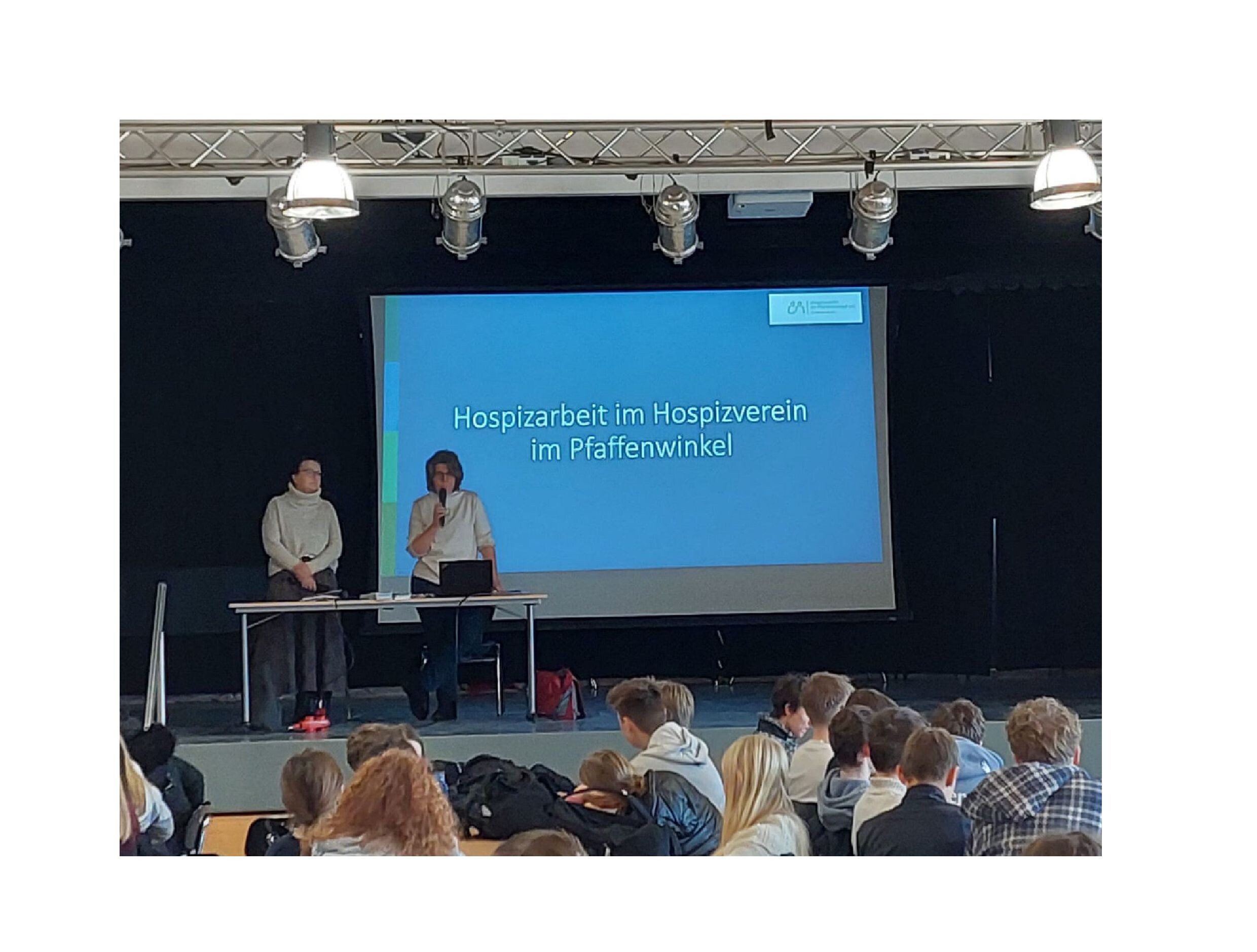 Frau Oberhofer und Frau Meyer in der Aula des Gymnasiums Weilheim