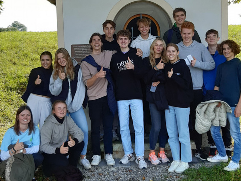 Zu sehen sind Schülerinnen und Schüler des P Seminars "El camino de Santiago" vor der Jakobskapelle in Polling.