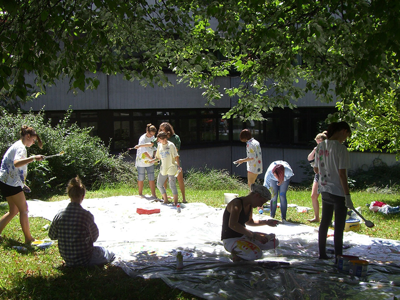 Im Rahmen eines weiteren P-Seminars Kunst bearbeiten Schülerinnen und Schüler großformatige Papiere in einer Technik namens „Farbdripping“. 