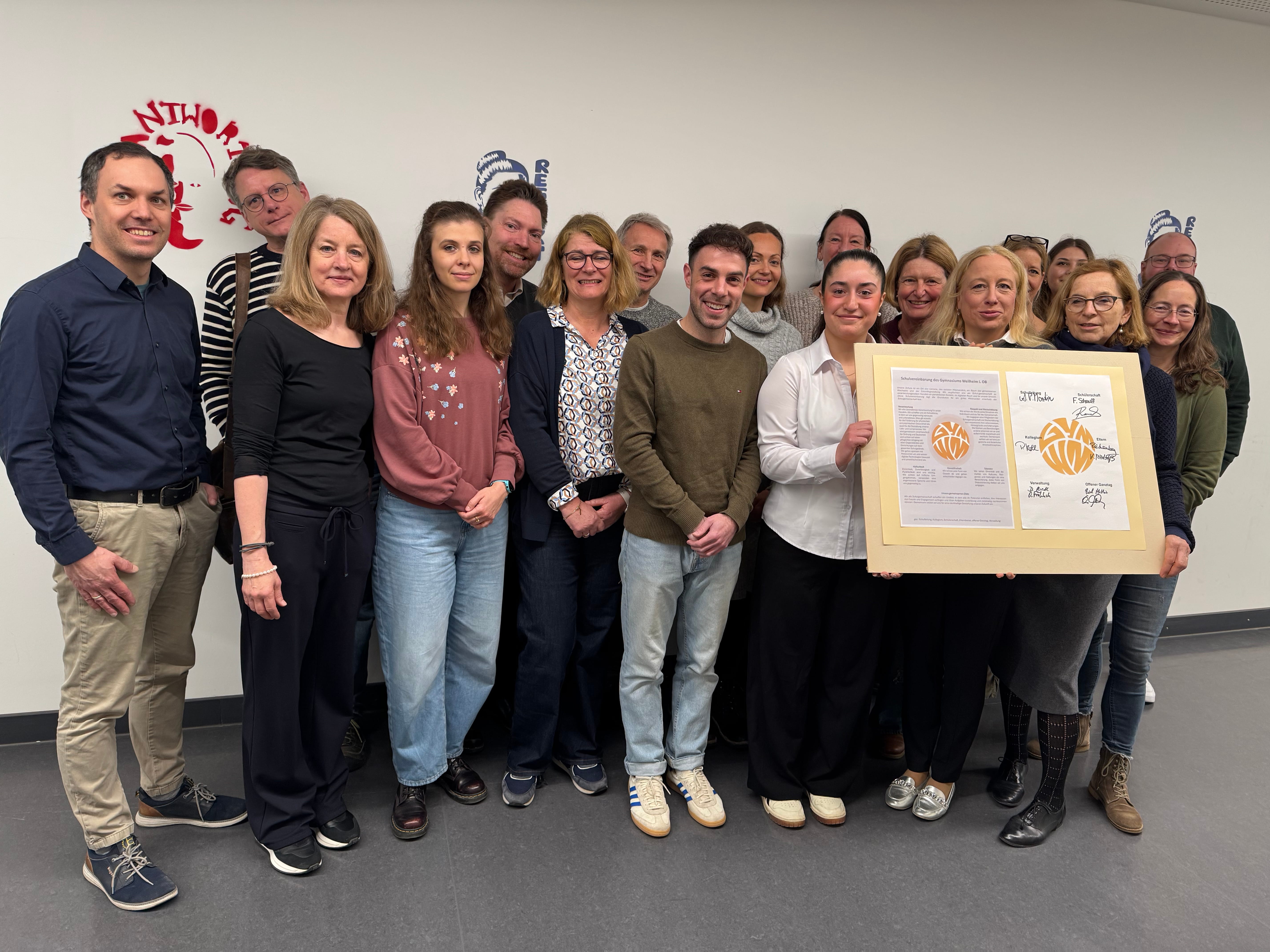 Zu sehen sind die Mitglieder der Schulleitung, der Schülervertretung und des Personalrats bei der Unterzeichnung der Schulvereinbarung