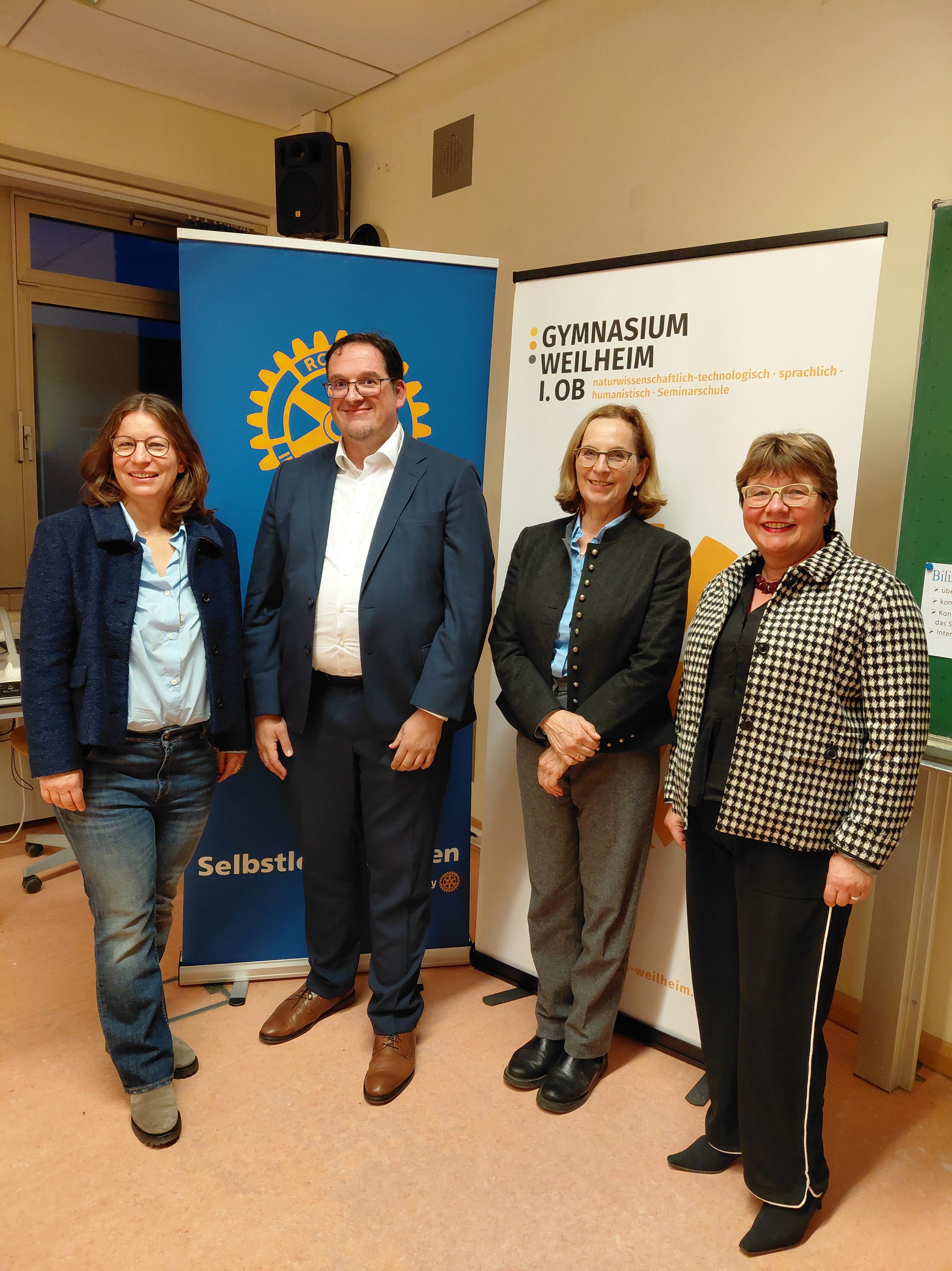 Die Schulleiterin Frau Martin und Frau Kleinmond begrüßen zum Rotary Abend