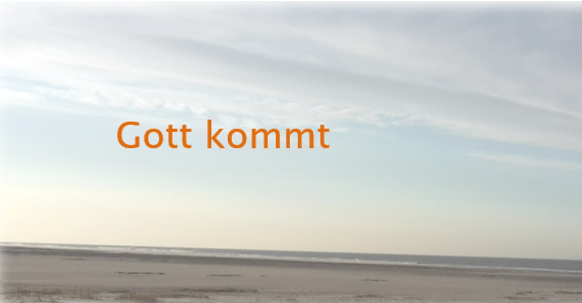 Zu sehen ist ein Strand mit Himmel. "Gott kommt" kann im Himmel gelesen werden.