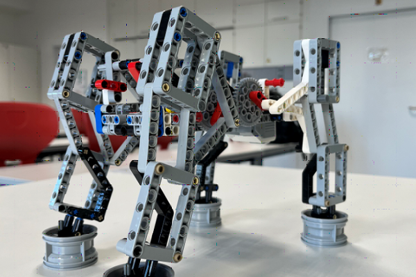 Zu sehen ist ein aus Lego gebauter Roboter.