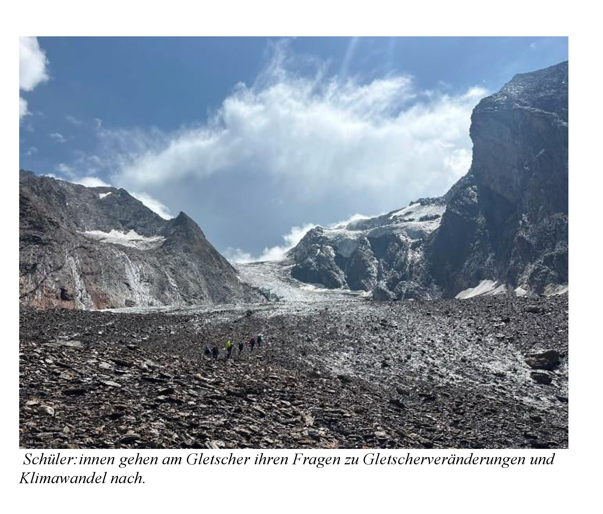 Zu sehen sind Sch&uuml;ler:innen am Gletscher