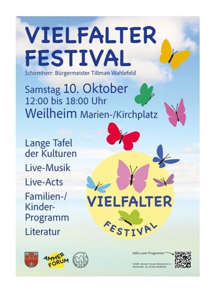 Zu sehen sind Schülerinnen und Schüler der 10. Klasse von hinten beim Eingang zur Kaserne