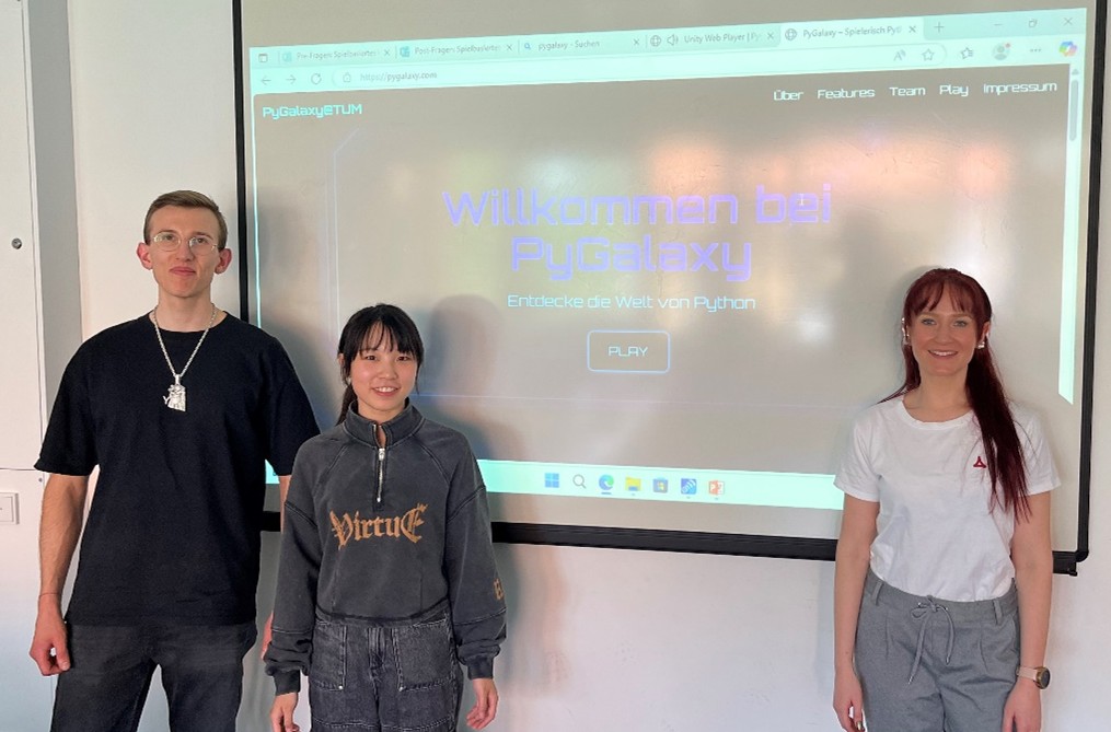 Zu sehen sind zwei Informatikstudentinnen und ein Informatikstudent der TU München.