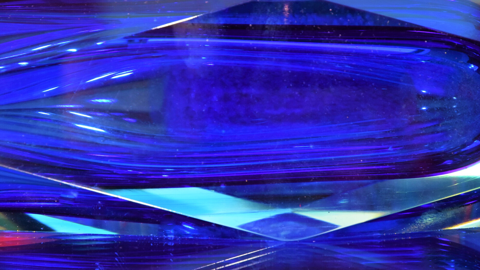 Blaue abstrakte Formen bilden einen faszinierenden Hintergrund, der an Kristalle erinnert. Die klaren Linien und facettenreichen Strukturen verleihen dem Bild eine moderne, dynamische Ästhetik.