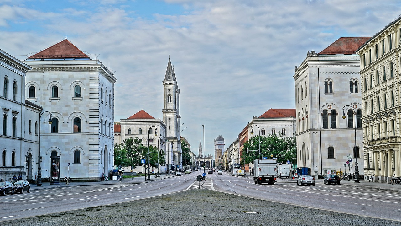 Zu sehen ist eine Straße in München.