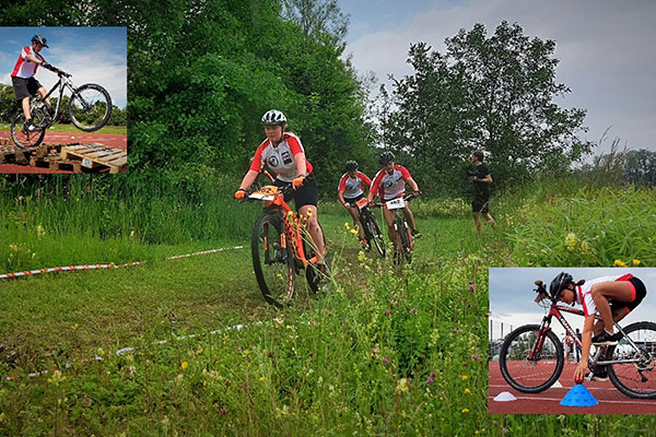 Schüler fahren auf Mountainbikes durch ein waldiges Gelände.
