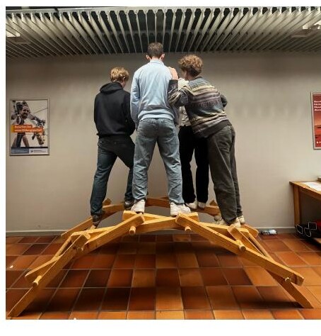 Sch&uuml;ler auf einer selbst gebauten Holzbr&uuml;cke