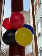 Zu sehen sind Luftballone in deutsch-französischen Farben.